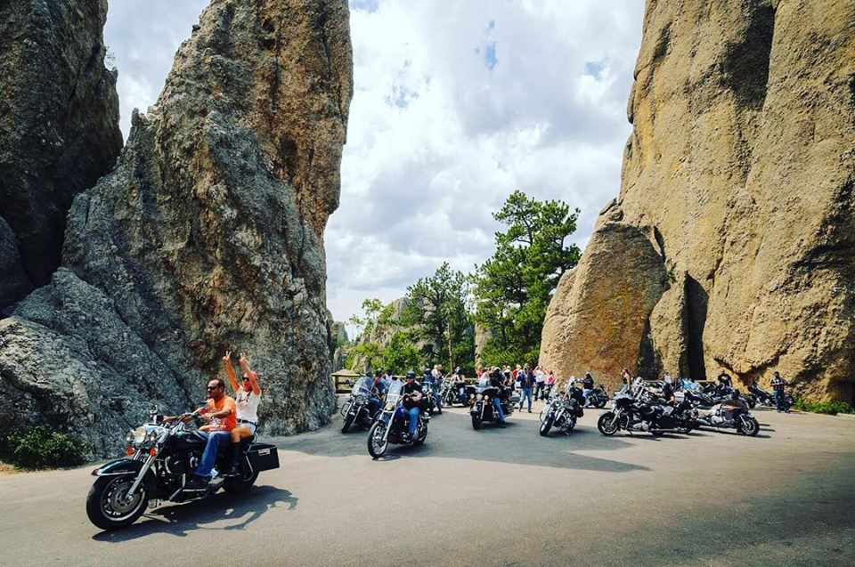 L’attribut alt de cette image est vide, son nom de fichier est Sturgis-Motorcycle-Rally.jpg.